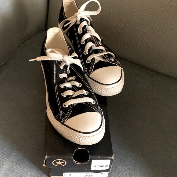 Converse Classic Youth Black Chuck Taylor Sneakers. Size 3 - Picture 1 of 8